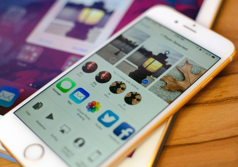 iOS 9 hiện được cài sẵn trên các dòng iPhone 6S - Ảnh: AFP
