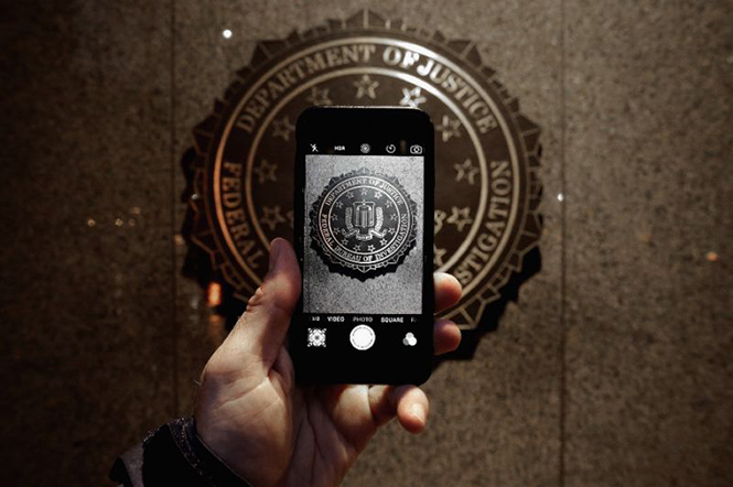 FBI tiếp tục nhận được sự hỗ trợ của bên thứ ba giúp mở khóa iPhone - Ảnh: AFP