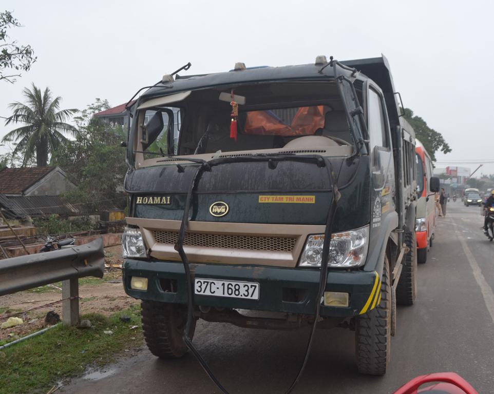 Xe tải bị vỡ kính chắn gió - Ảnh: Mạnh Cường