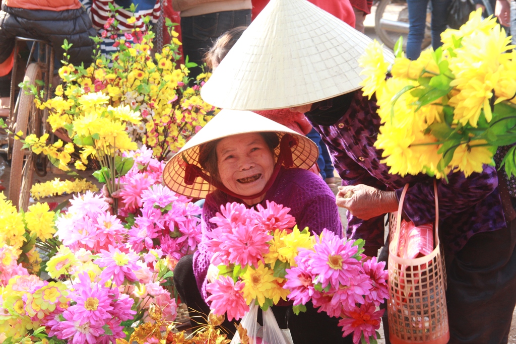 Sáng nay (29 tết), các mẹ, các chị tấp nập tại các điểm bán hoa trong phiên chợ cuối năm - Ảnh: Phạm Đức