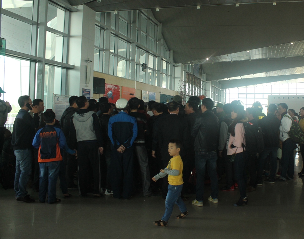 Hàng trăm hành khách tập trung tại quầy bán vé của VietJet Air yêu cầu trả lời lịch bay - Ảnh: Phạm Đức