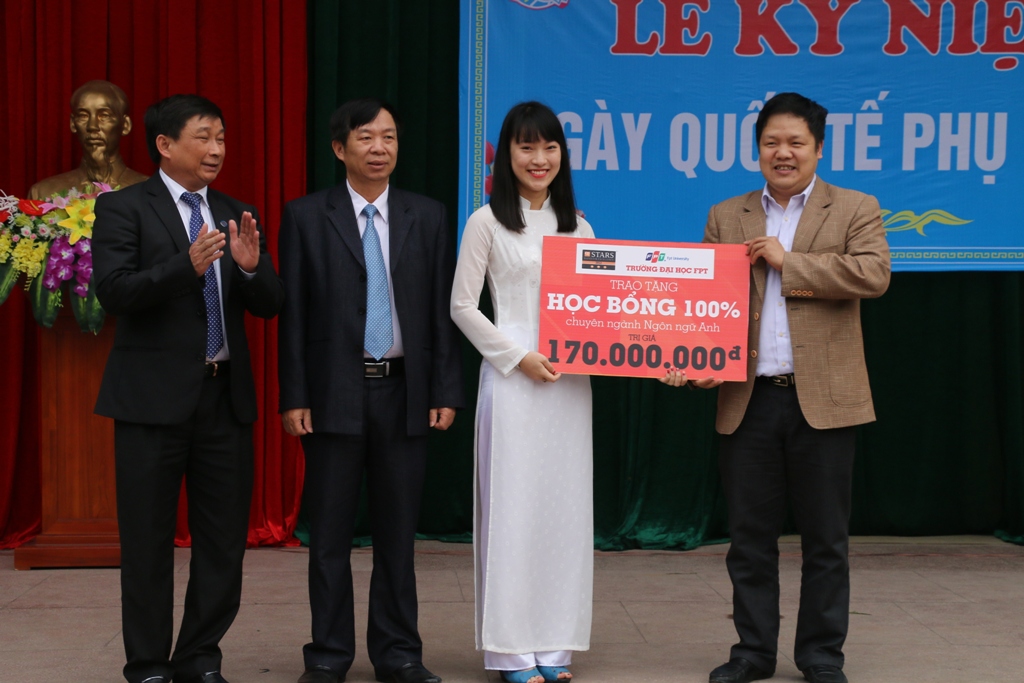 Nữ sinh Trần Khánh Vy nhận học bổng toàn phần của Đại học FPT - Ảnh: Phạm Đức