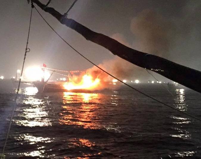 Tàu cá của ngư dân Nghệ An bốc cháy trong đêm - Ảnh: Nghĩa Đàn