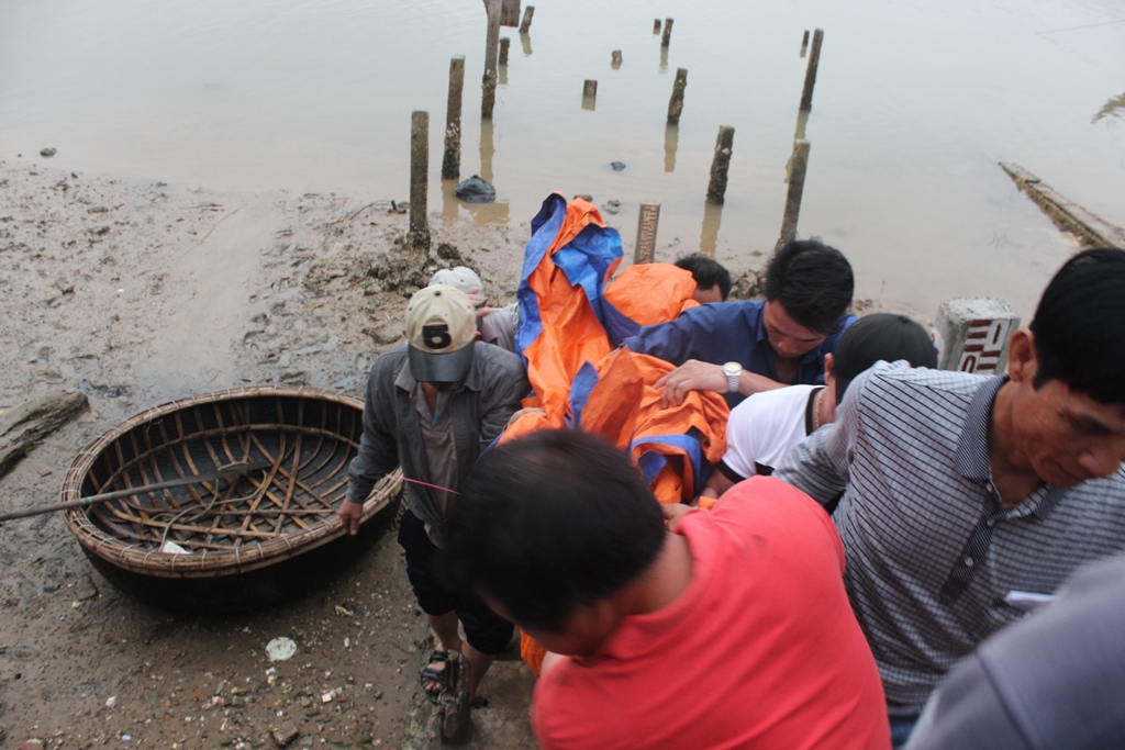 Ngư dân phường Nghi Hải đưa xác cá voi vào bờ - Ảnh: Phạm Đức
