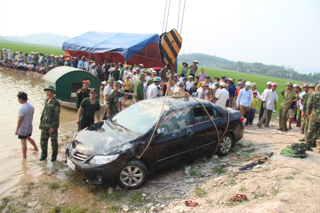 Xe ô tô gặp nạn được trục vớt lên bờ - Ảnh: Nghĩa Đàn