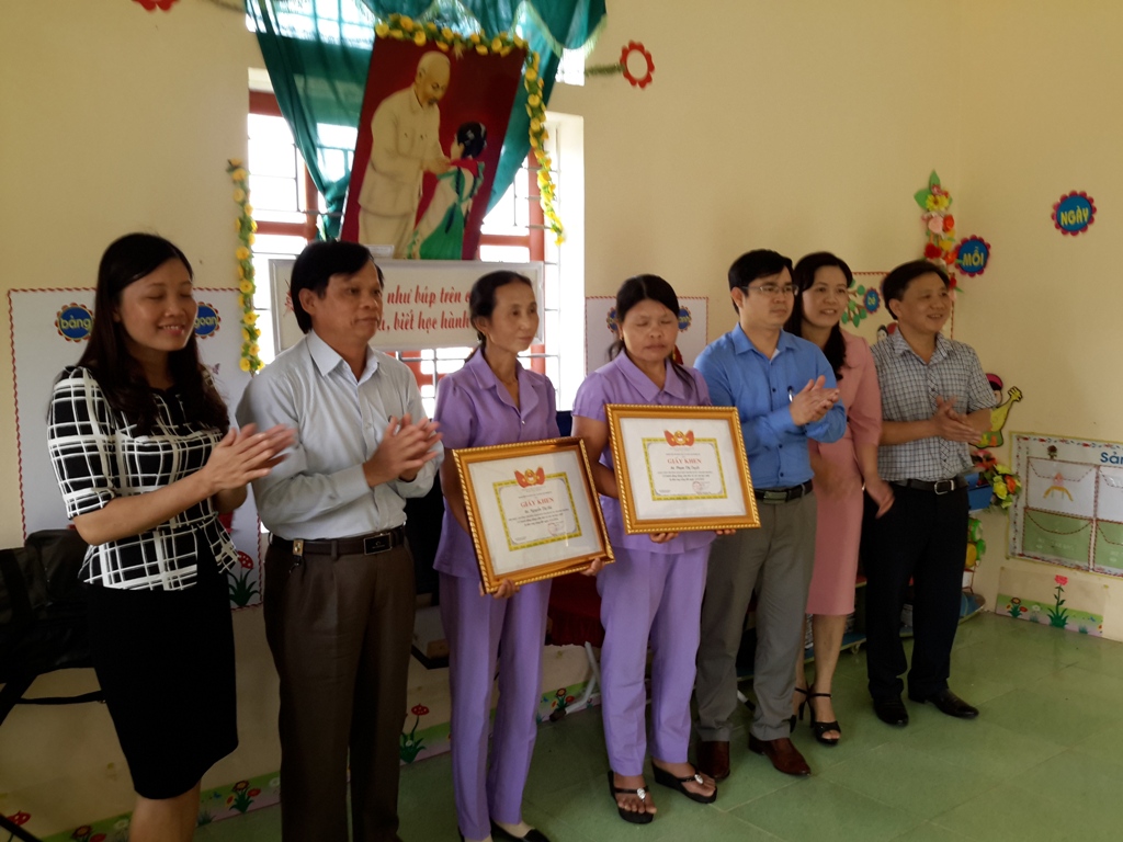 Sở Giáo dục - Đào tạo Nghệ An tặng giấy khen cho các cô Phạm Thị Tuyết và Nguyễn Thị Hà - Ảnh: Tân Kỳ