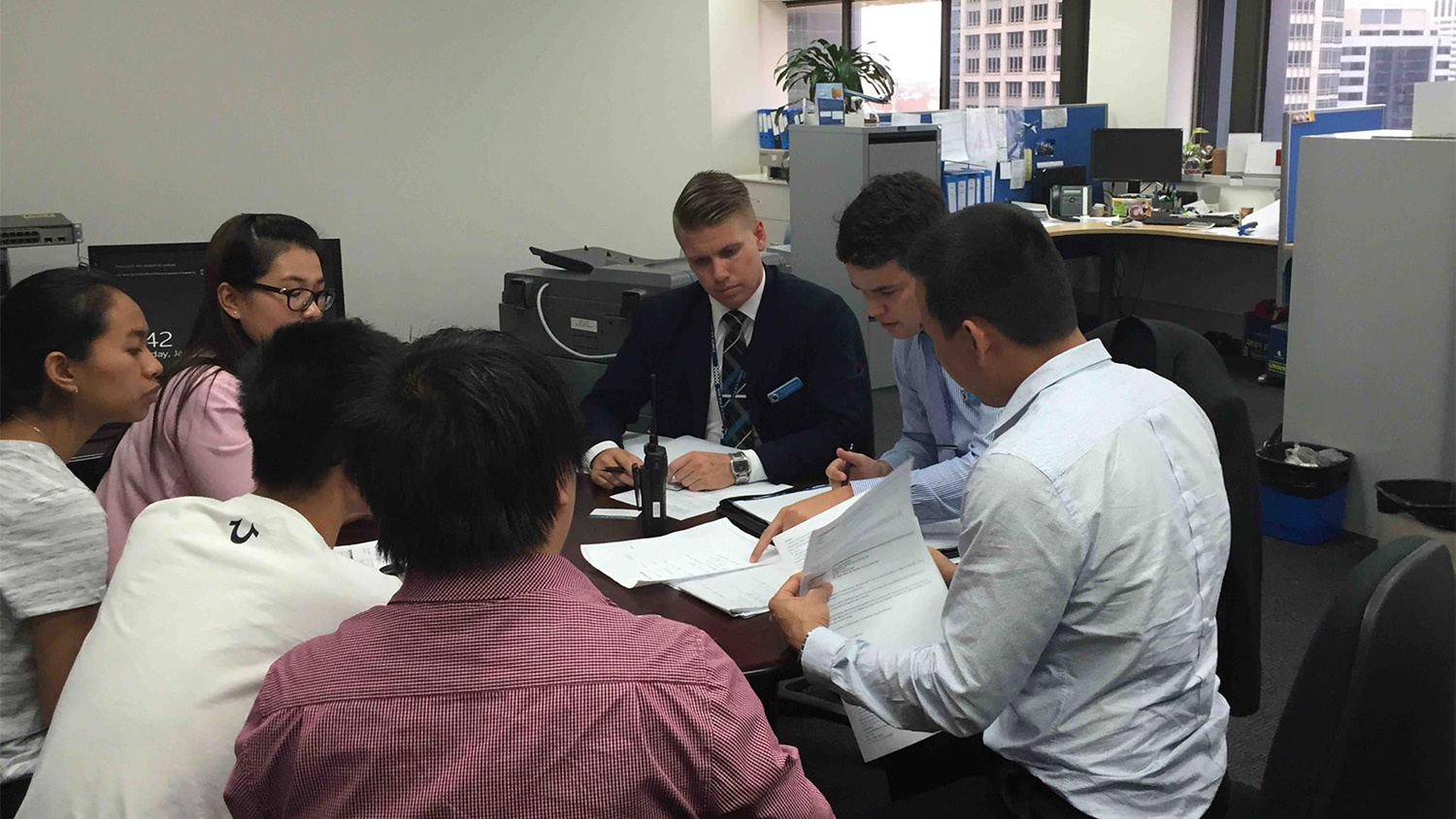 Cảnh sát bang NSW làm việc với đại diện Hội du học sinh Việt Nam ở Úc - Ảnh: VDS