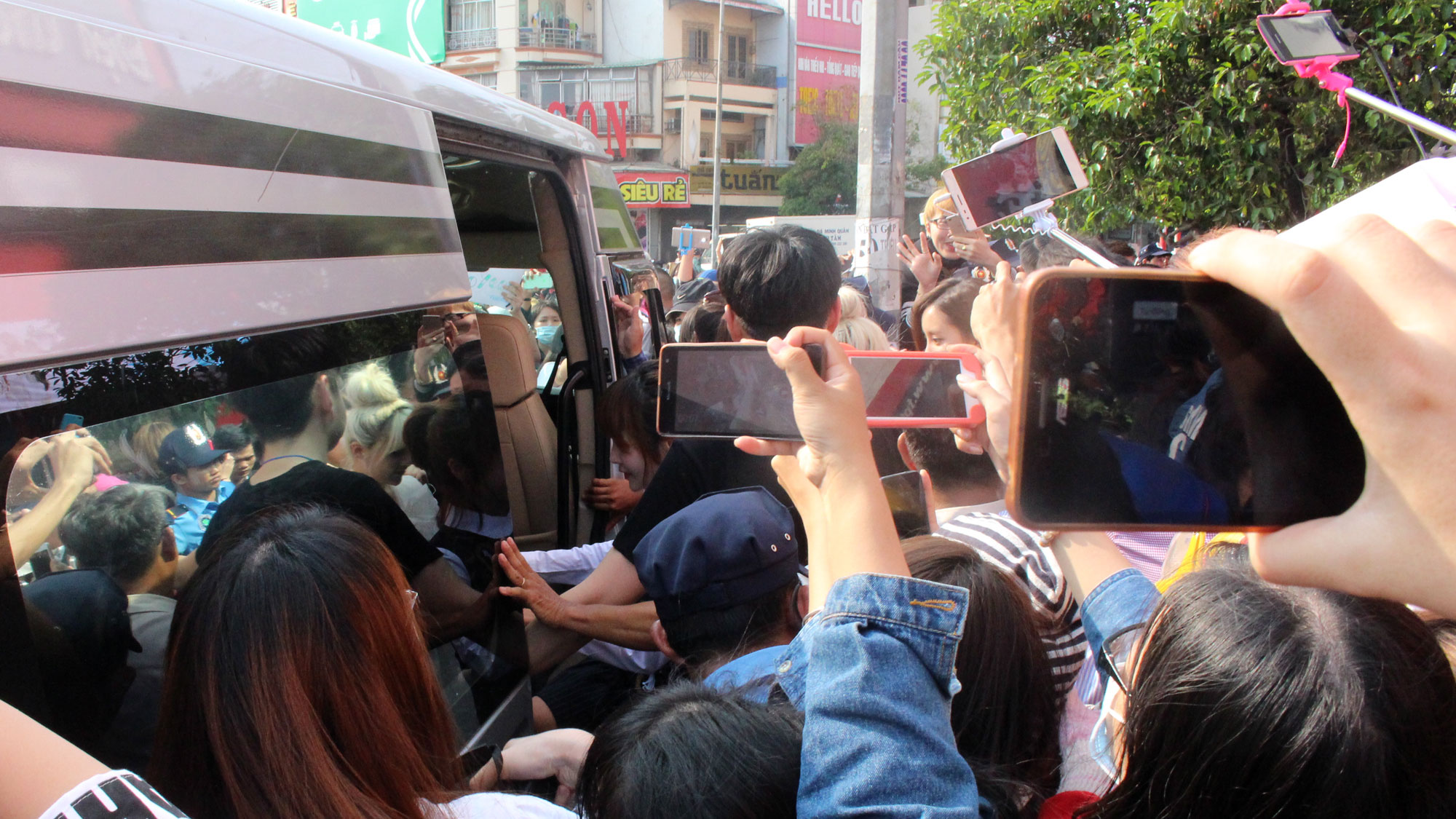 Hàng trăm bạn trẻ hò hét, khóc sướt mướt khi thấy nhóm nhạc thần tượng T-ara từ trên xe bước xuống - Ảnh: Đức Tiến