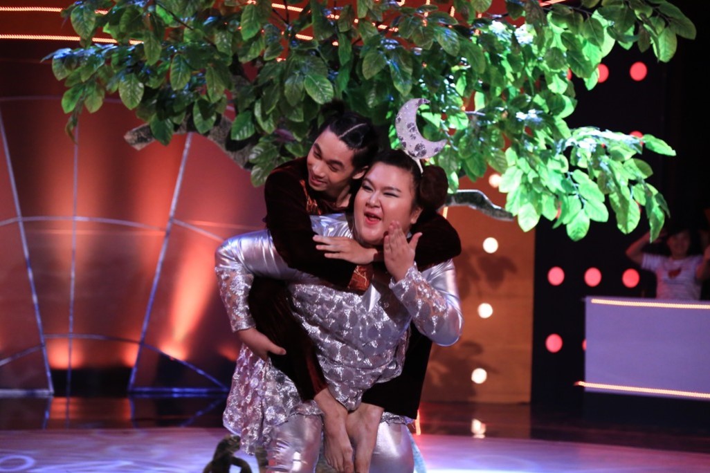 Sau những câu hỏi xoáy của giám khảo Hoài Linh, cặp đôi đã thừa nhận có tình cảm với nhau - Ảnh: BTC