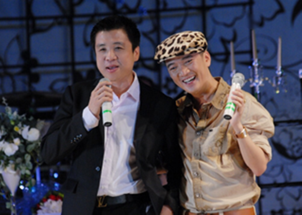 Ca sĩ - giảng viên thanh nhạc Hoài Nam (trái) song ca cùng Đàm Vĩnh Hưng trong một đêm nhạc - Ảnh: NVCC