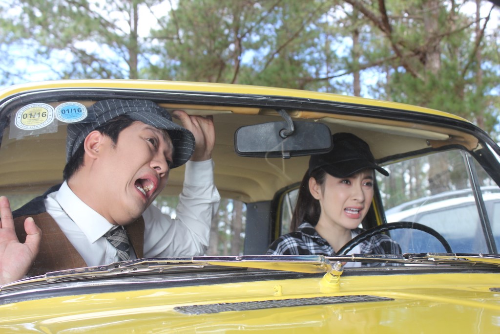 Trường Giang và Angela Phương Trinh trong cảnh quay lái xe nguy hiểm - Ảnh: NVCC