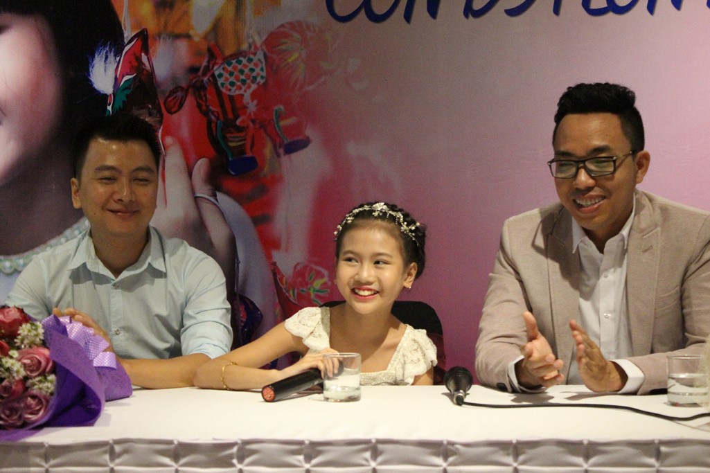 Nhạc sĩ Nguyễn Hồng Thuận (phải) và bé Bảo An (giữa) trong buổi họp báo ra mắt album mới - Ảnh: Phan Giang