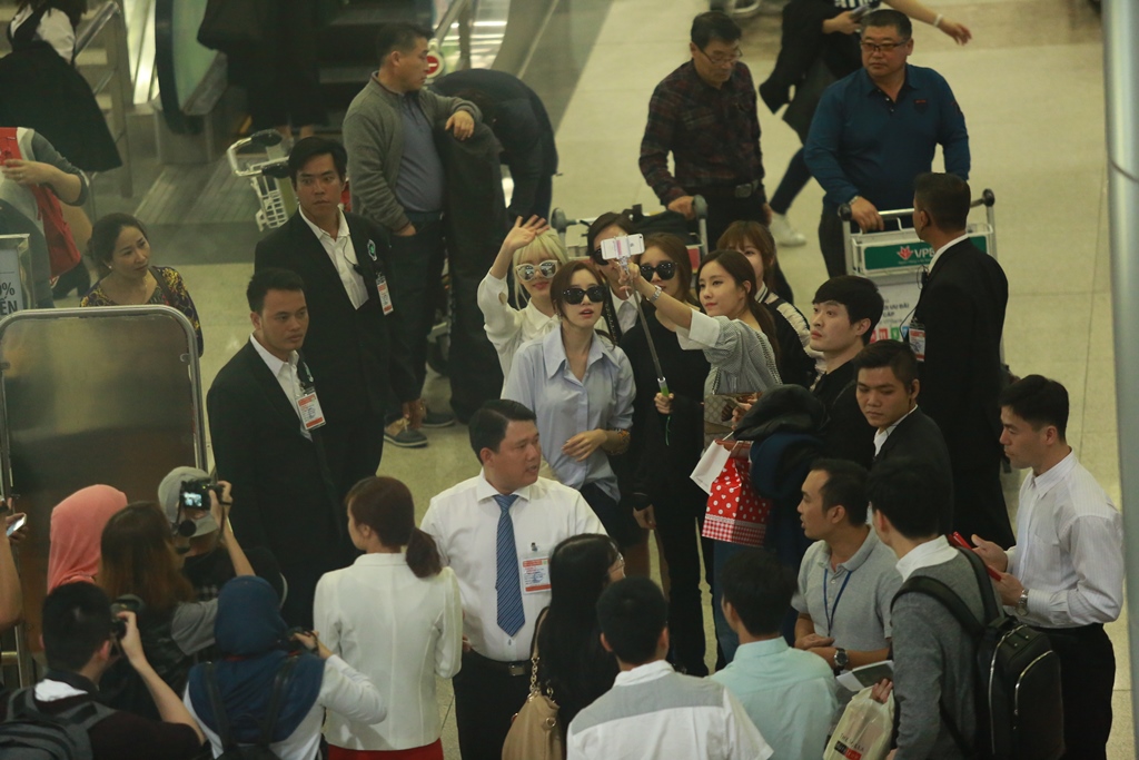 Nhóm T-ara bị fan vây kín ở sân bay - Ảnh: Phan Giang