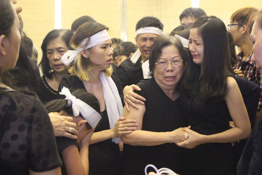 Vợ nhạc sĩ Nguyễn Ánh 9 thất thần trong lễ tang chồng 