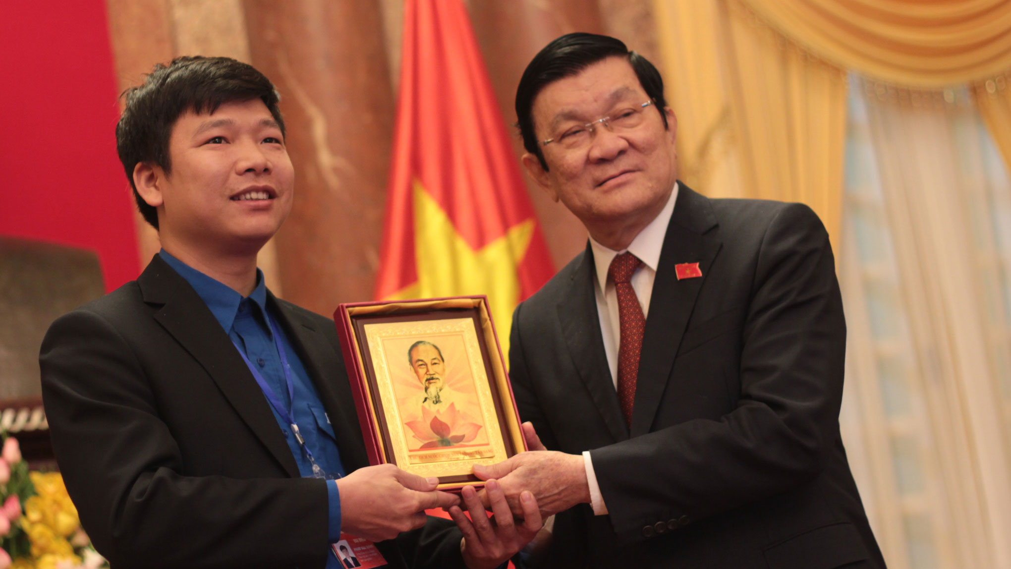 Chủ tịch nước Trương Tấn Sang tặng quà cho cán bộ đoàn cơ sở xuất sắc toàn quốc - Ảnh: Hoàng Phan