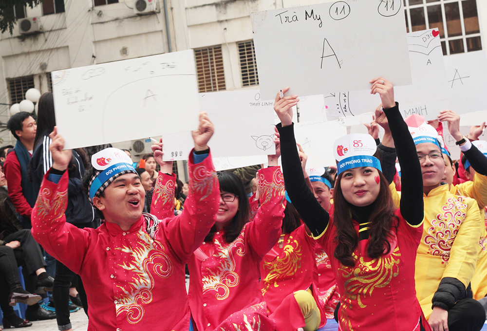 Các thí sinh hào hứng tham gia cuộc thi Rung chuông vàng - Ảnh: Hoàng Phan