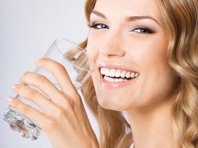 Uống nước trước khi ăn giúp giảm cân - Ảnh: Shutterstock