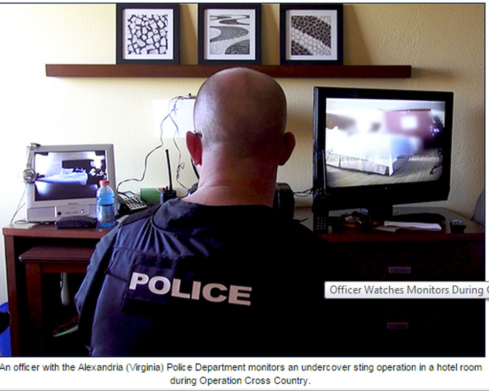 Một sĩ quan đang theo dõi một hoạt động của một khách sạn - Ảnh chụp màn hình fbi.gov