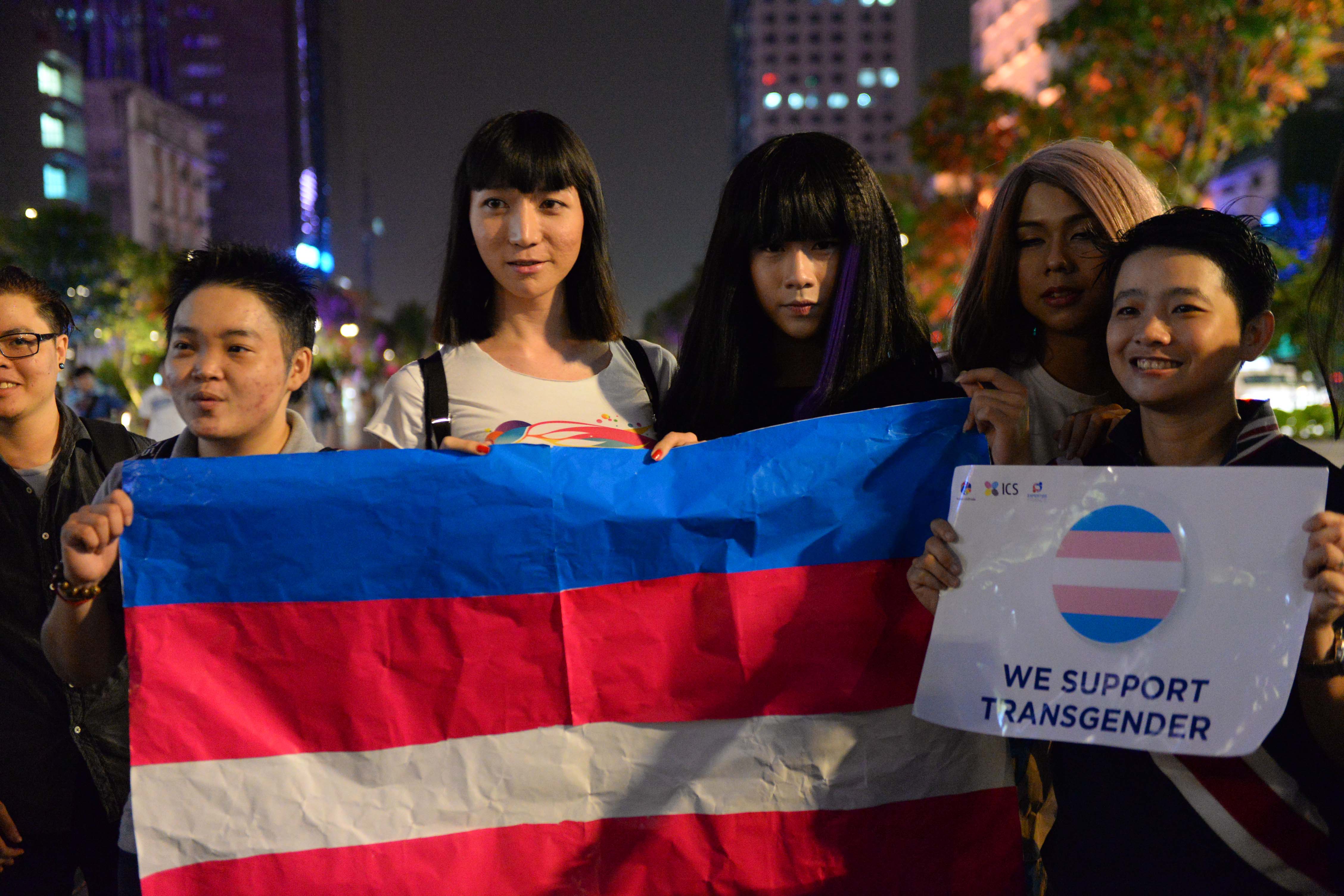 Các thành viên cộng đồng LGBT vui mừng ở phố đi bộ Nguyễn Huệ - Ảnh: Lam Ngọc