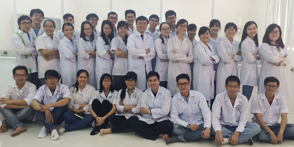 Giáo sư Thuận (giữa) và các sinh viên - Ảnh: Nhân vật cung cấp