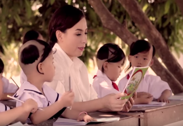 Phi Nhung và các con nuôi của mình trong MV Đi học - Ảnh: Chụp màn hình