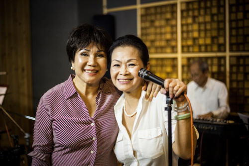 Ca sĩ Khánh Ly (phải) và ca sĩ Lệ Thu - Ảnh: Nhân vật cung cấp