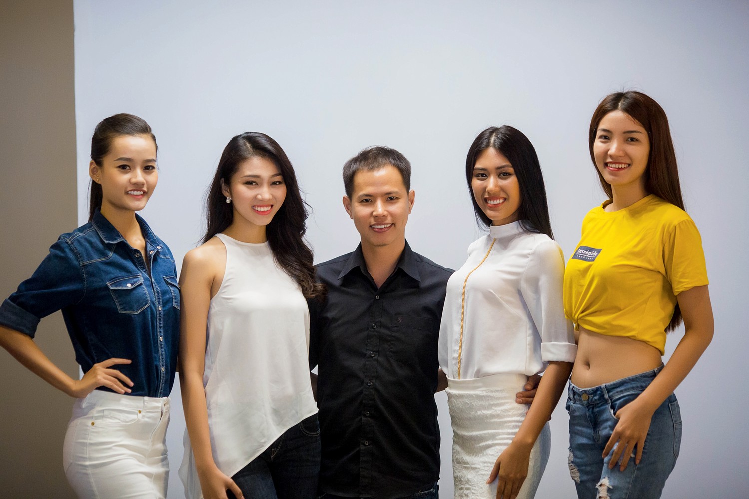 Các người đẹp Hoa hậu Hoàn Vũ Việt Nam và nhà thiết kế Vincent Đoàn