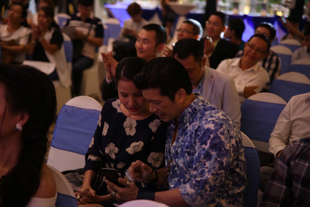 Vợ chồng Dustin Nguyễn và Bebe Phạm xuất hiện tại buổi họp báo