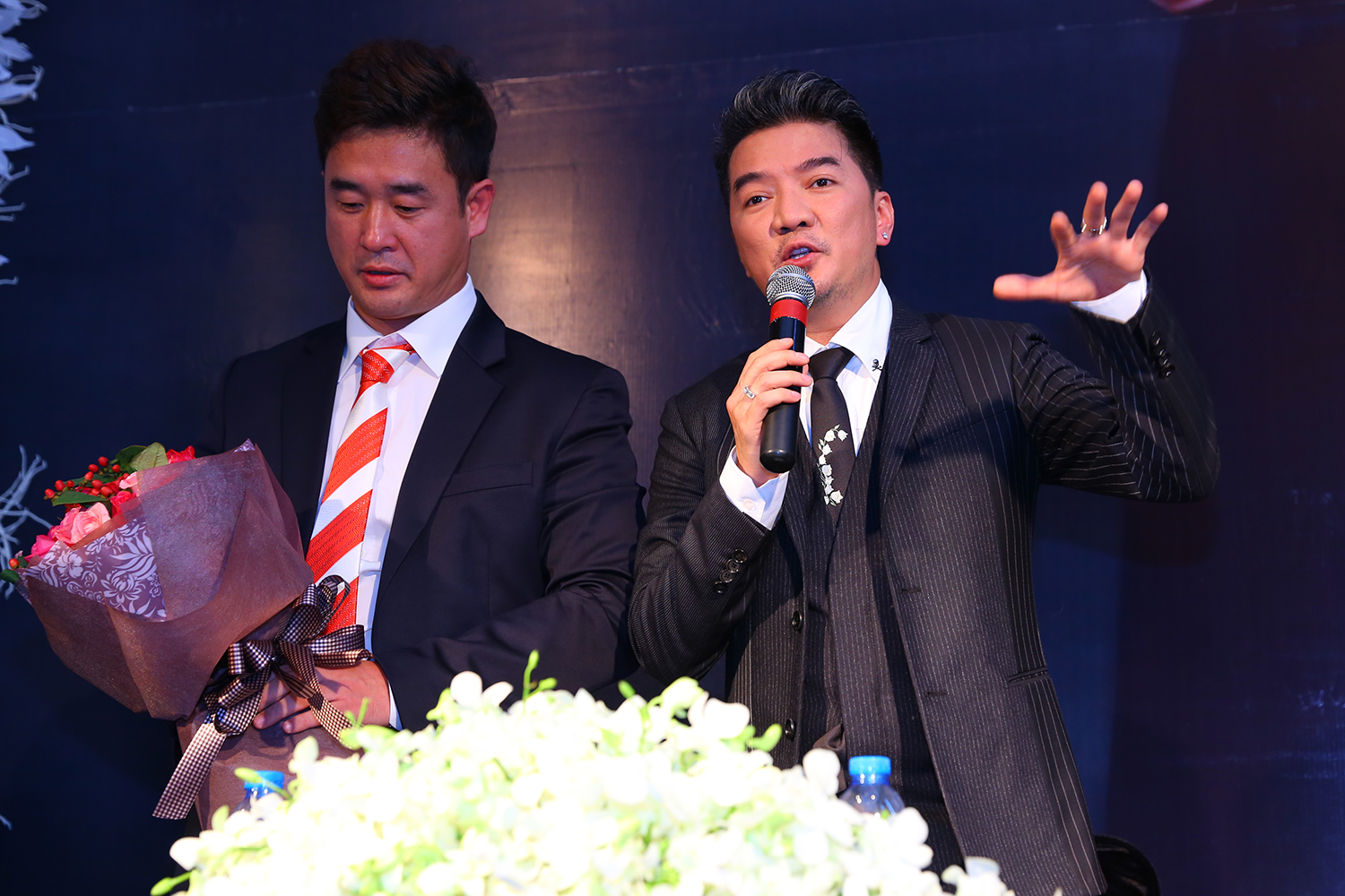 Ca sĩ Đàm Vĩnh Hưng đón nhận danh hiệu Nghệ sĩ châu Á xuất sắc từ đại diện BTC giải thưởng Ngôi sao châu Á