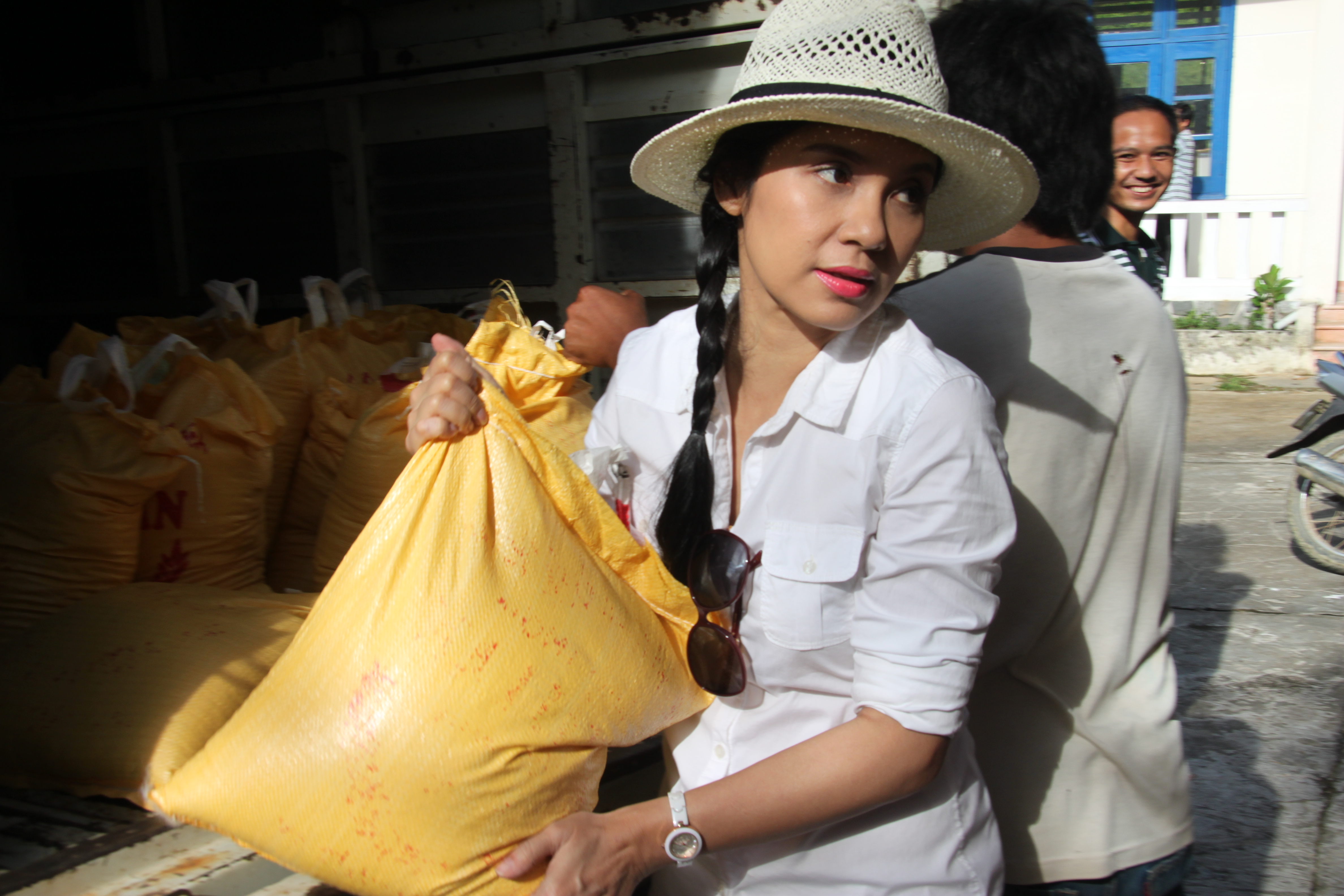 Việt Trinh phát quà cho các hộ nghèo
