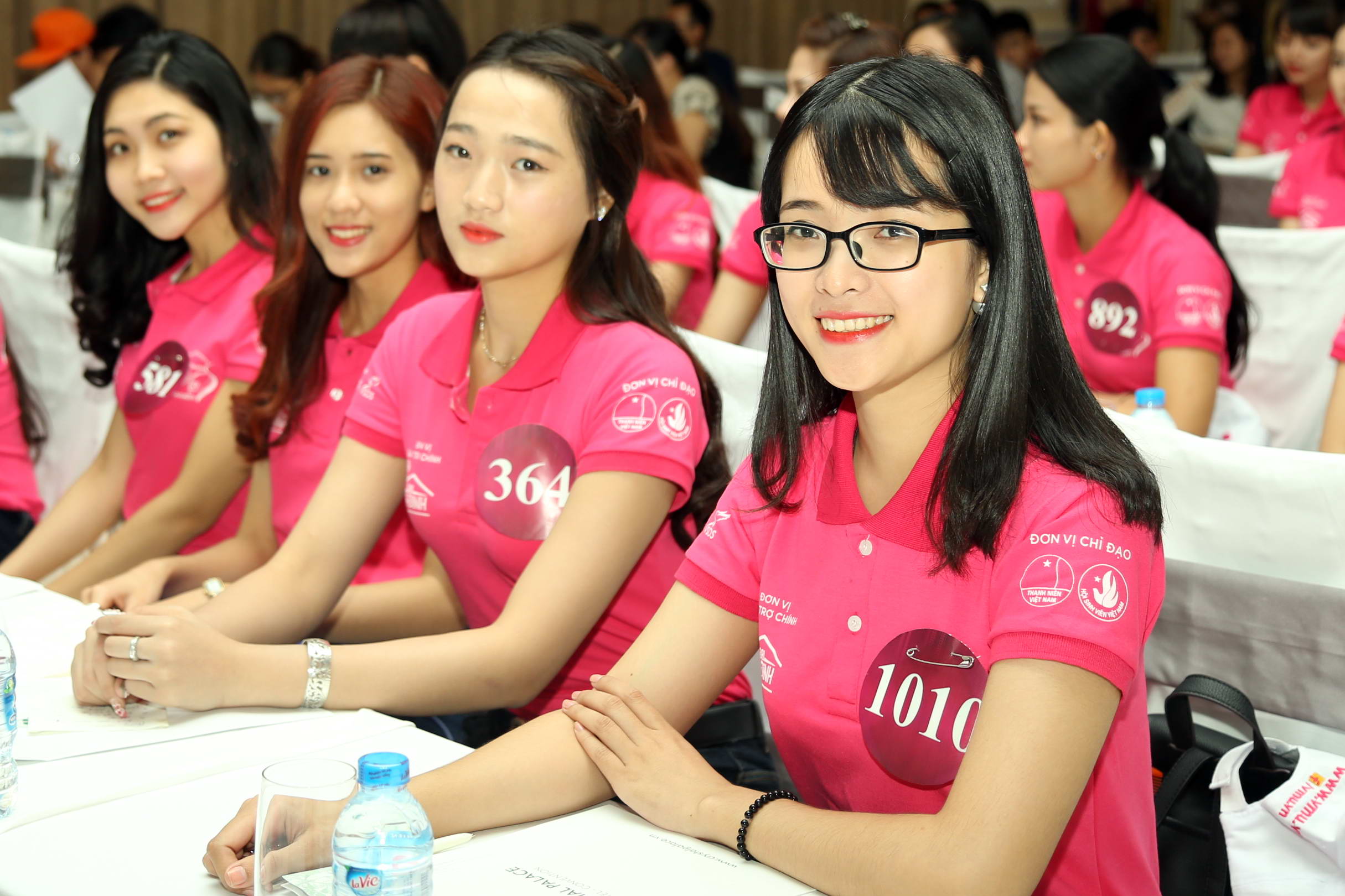 Các thí sinh trong top 50 gương mặt xuất sắc vào vòng chung kết Nữ sinh viên Việt Nam duyên dáng 2015 