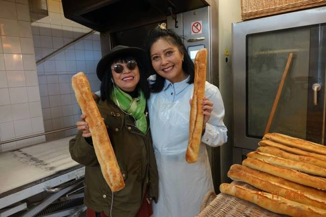 Họa Mi và Bạch Yến tại tiệm bánh mì của Họa Mi ở thủ đô Paris