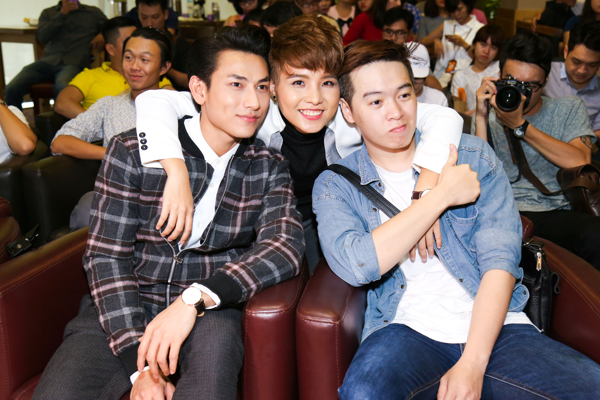 Vũ Cát Tường cùng Isaac (trái) và nhạc sĩ Phạm Toàn Thắng trong buổi ra mắt MV 'Mơ' hôm 4.1