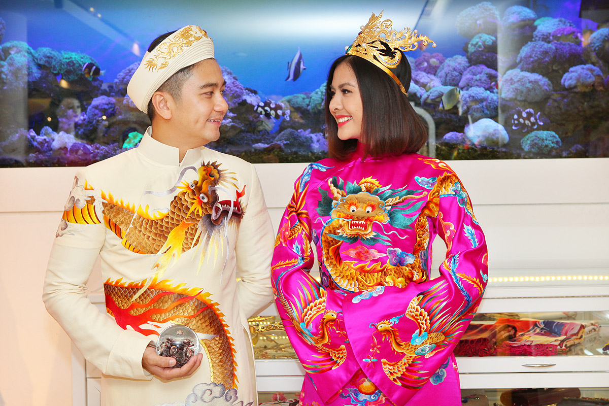 Vân Trang và ông xã trong bộ áo dài cưới 'Hoàng bào' do NTK Đinh Văn Thơ thực hiện - Ảnh: Duy England