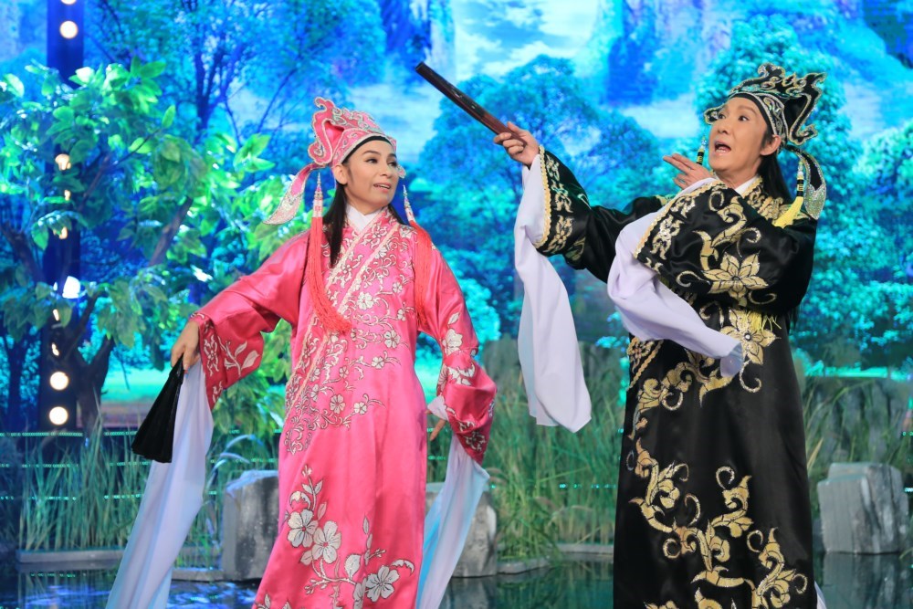 Ca sĩ Phi Nhung lần đầu đứng chung sân khấu với NSƯT Vũ Linh