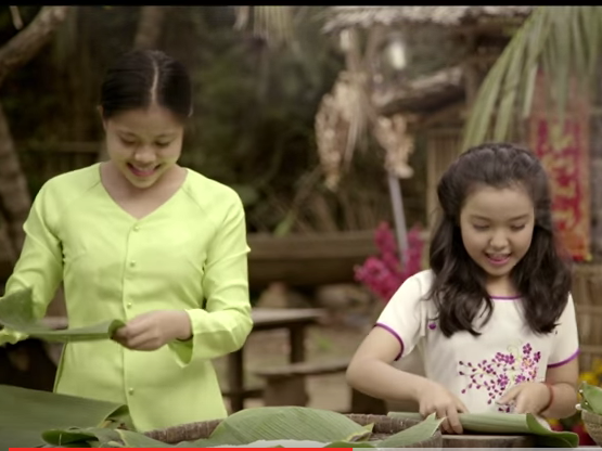 Bé Bảo Nghi 'rủ rê' cả những người thân trong gia đình của mình tham gia đóng phụ họa trong MV 'Quê hương mùa xuân' - Ảnh: Chụp màn hình