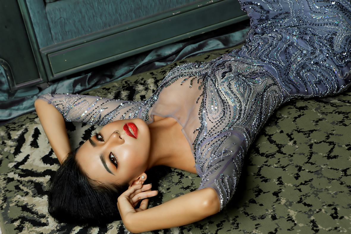 Người mẫu Lại Thanh Hương khoe dáng trong bộ váy dạ hội quyến rũ