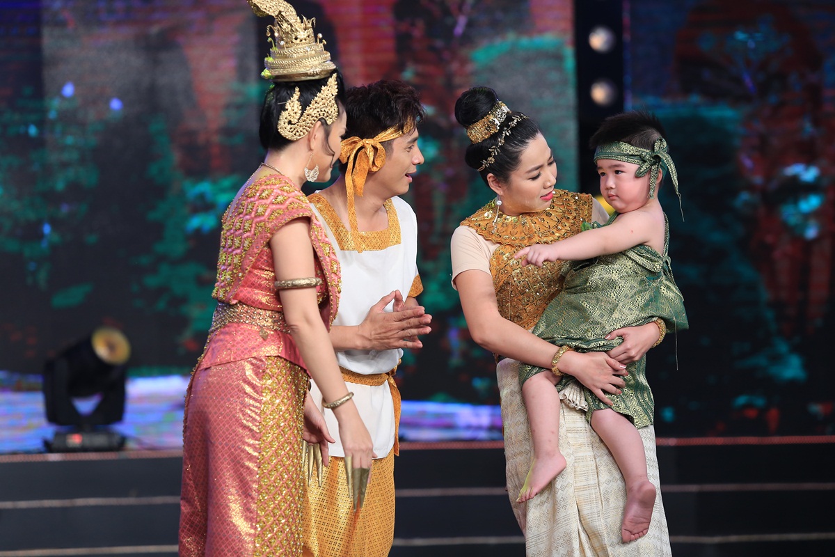 Con trai 2 tuổi của NSƯT Kim Tử Long lần đầu xuất hiện trên sân khấu