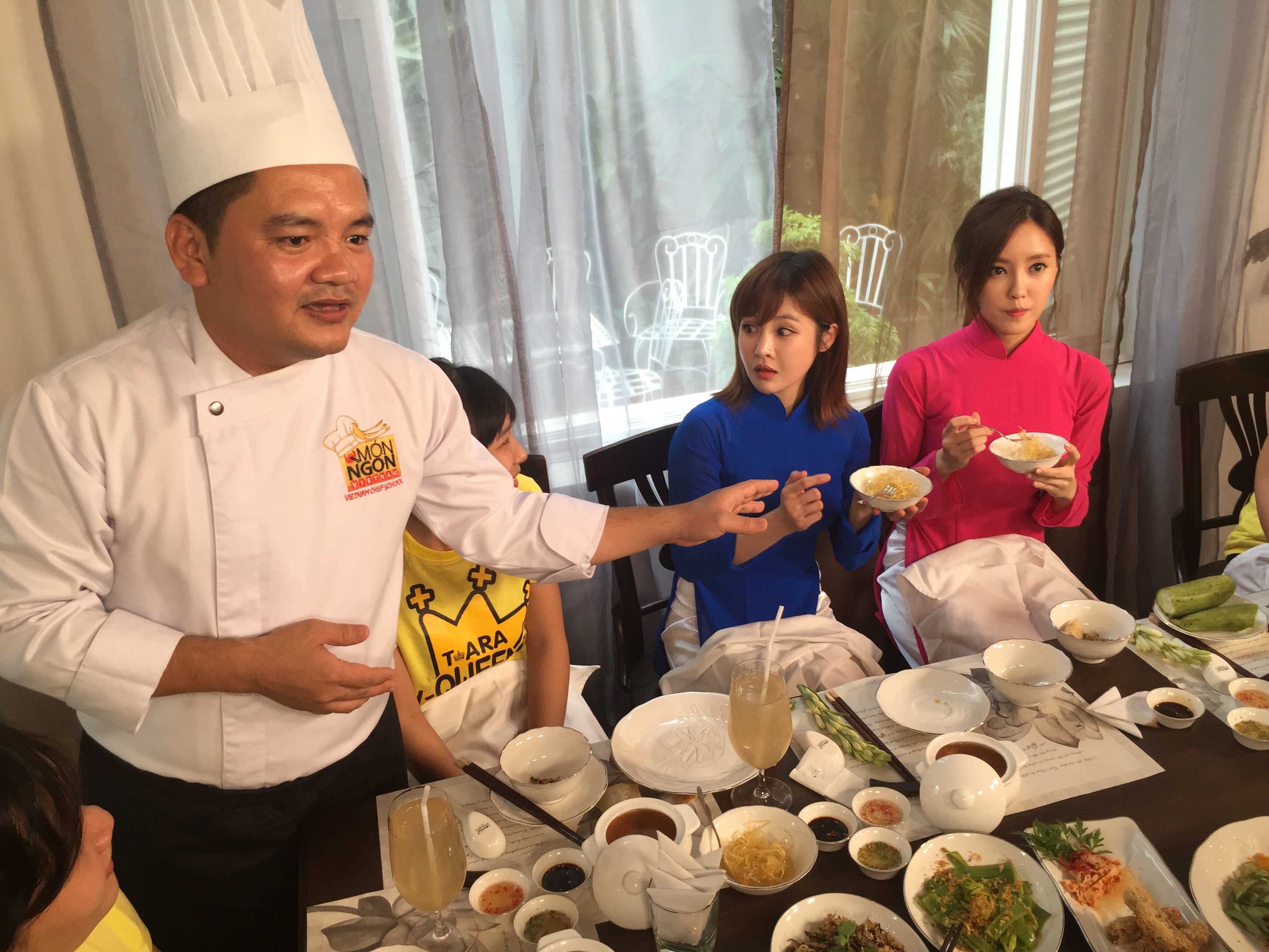 Hai thành viên Hyo Min và Bo Ram vừa thích thú, vừa ngạc nhiên trước món ăn Việt Nam