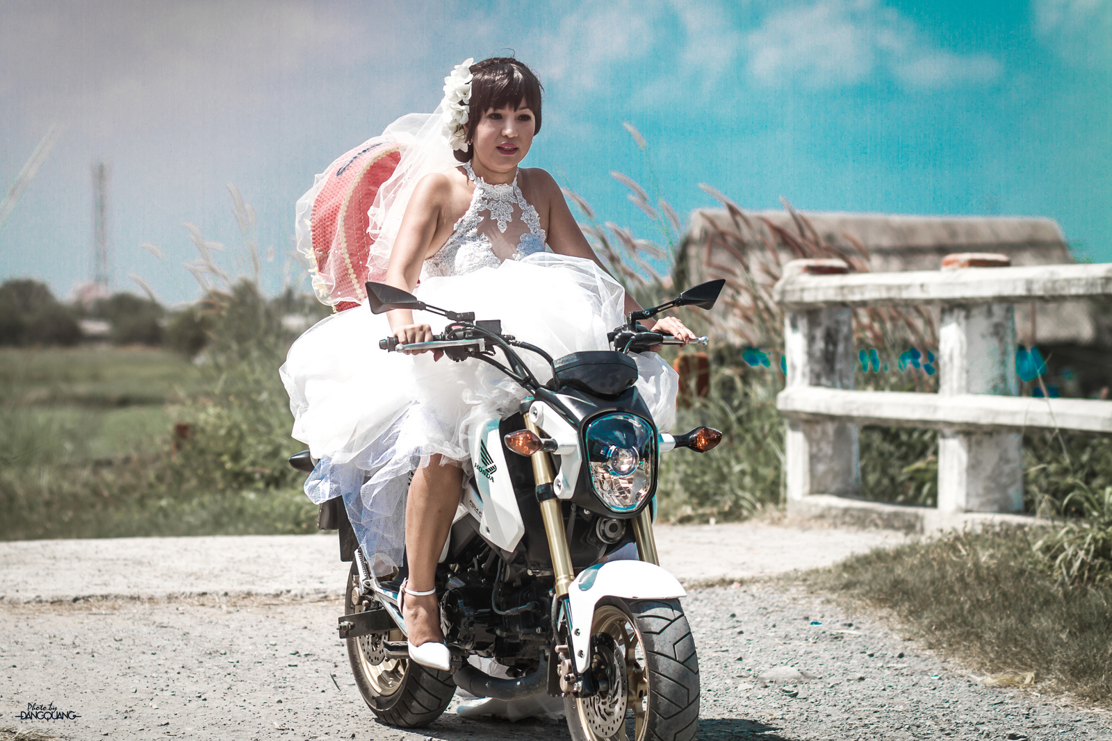 Thúy Nga "cưỡi" mô tô trong MV 'Đám cưới trên đường quê'