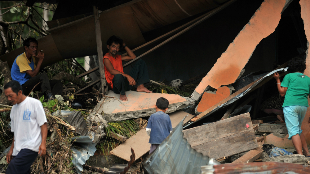 Indonesia nằm trong Vành đai lửa Thái Bình Dương, nơi các mảng kiến tạo va chạm vào nhau, khiến động đất và núi lửa thường xuyên xảy ra - Ảnh: AFP