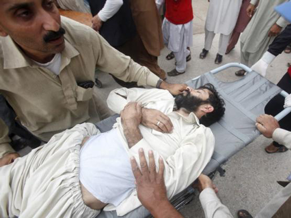 Đưa người bị thương đến bệnh viện vì ảnh hưởng của động đất ngày 26.10, tại Peshawar, Pakistan - Ảnh: Reuters