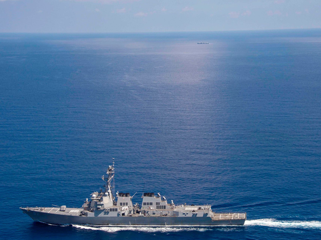 Khu trục hạm USS Lassen của Mỹ đang tuần tra ở Biển Đông ngày 24.9, xa xa là 1 tàu hộ vệ lớp Giang Hồ V của Trung Quốc bám theo - Ảnh: Hải quân Mỹ
