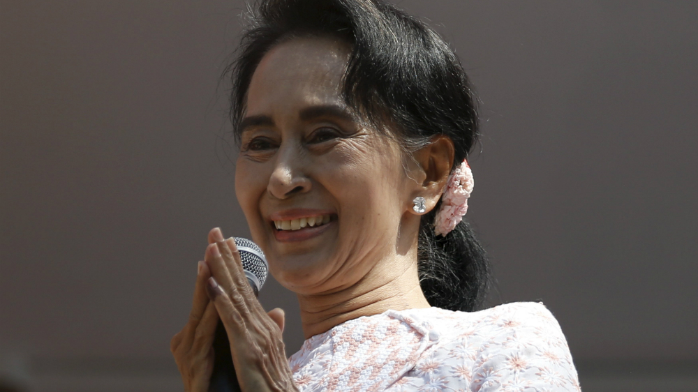 Bà Aung San Suu Kyi chào những người ủng hộ tại Yangon sau cuộc bầu cử - Ảnh: Reuters