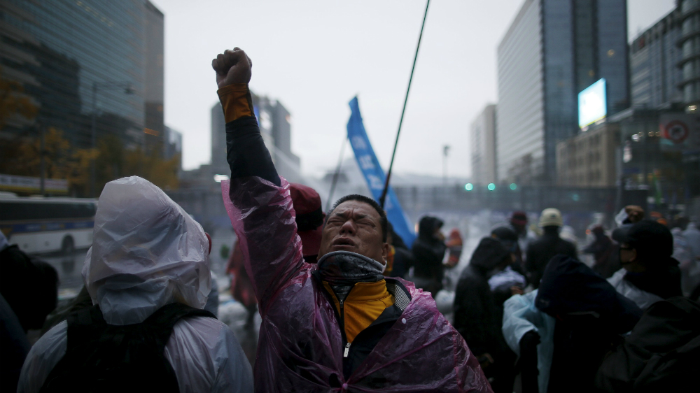 Người biểu tình ở Seoul ngày 14.11 - Ảnh: Reuters