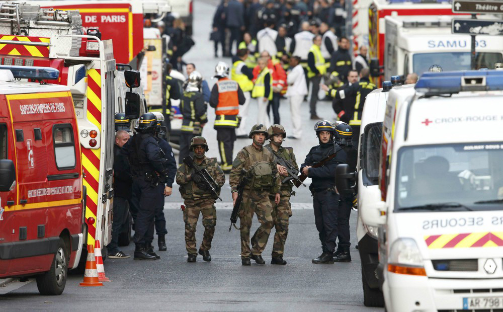 Lực lượng cứu hỏa, cứu thương, cảnh sát, quân đội vẫn còn có mặt tại hiện trường - Ảnh: Reuters