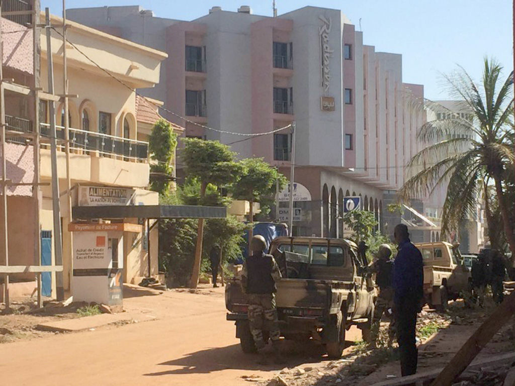 Lực lượng an ninh triển khai gần khách sạn Radisson Blu - Ảnh: AFP