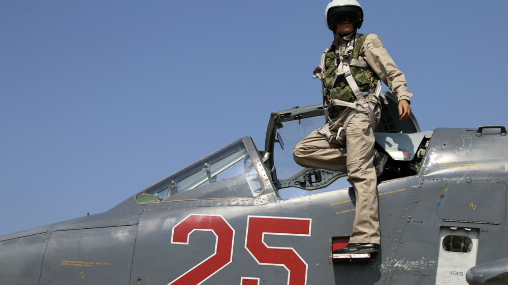 Phi công Nga bên tiêm kích - bom Su-25 ở Syria - Ảnh: Bộ Quốc phòng Nga