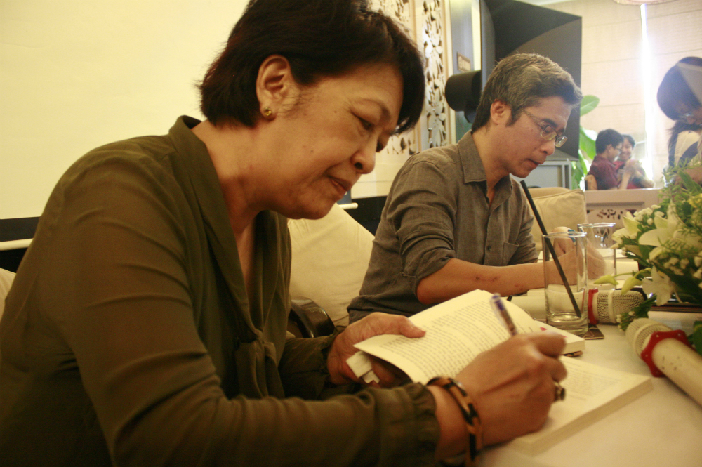 Bà Tôn Nữ Thị Ninh và ông Đặng Hoàng Giang ký tặng sách sau buổi đối thoại - Ảnh: Hạnh Nông