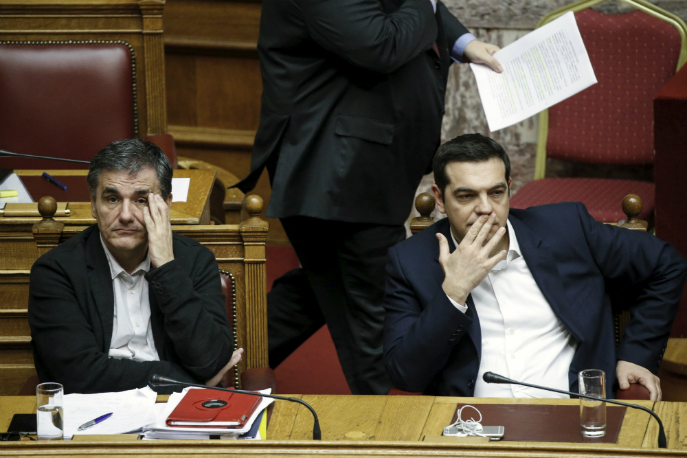 Thủ tướng Hy Lạp Alexis Tsipras (phải) và Bộ trưởng Tài chính Euclid Tsakalotos trước phiên bỏ phiếu của quốc hội - Ảnh: Reuters